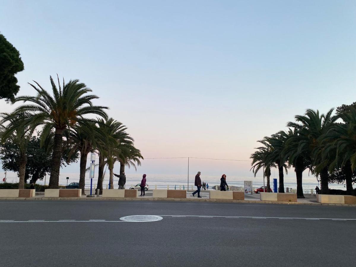 Beau 3 P. Parfaitement Situe Et Place De Parking A Disposition Μεντόν Εξωτερικό φωτογραφία